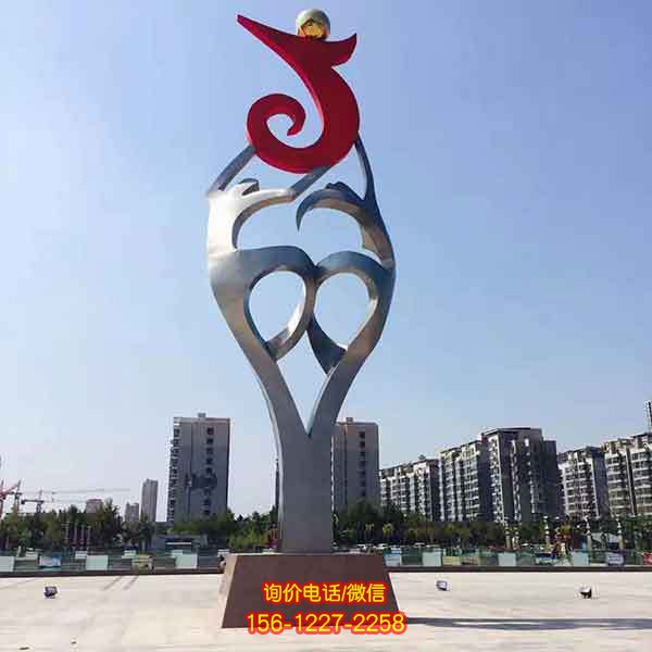 抽象不銹鋼雕塑：融合人物與景觀的藝術精品