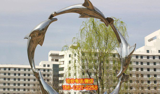 小區一群相連的不銹鋼海豚雕塑