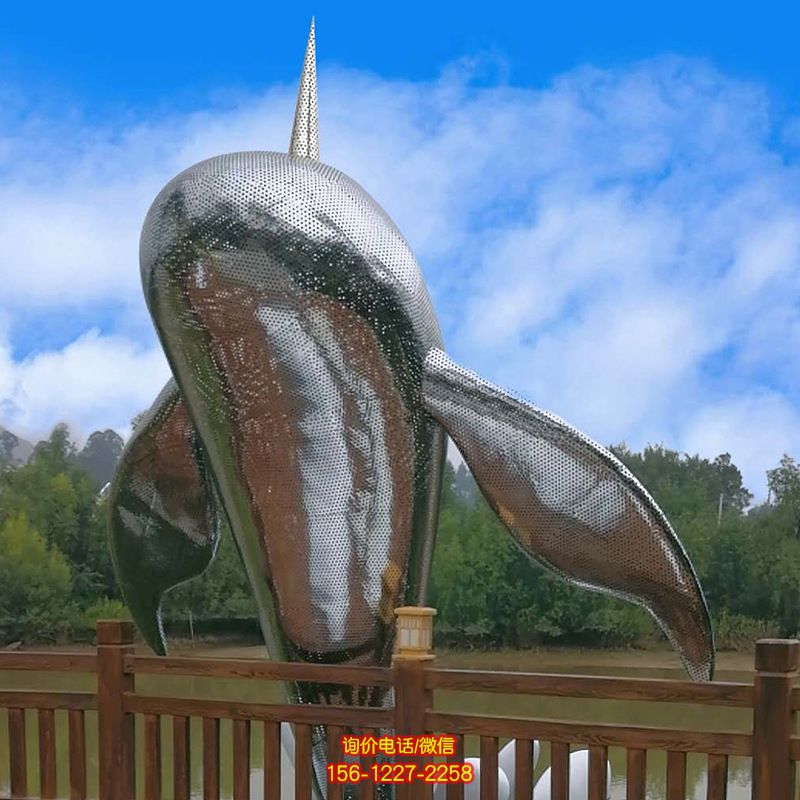 鯨魚雕塑公園擺放的出水的不銹鋼鏤空創意鯨魚雕塑