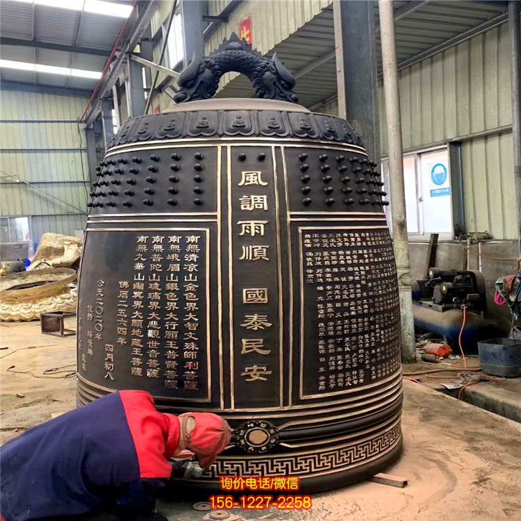 景區寺院擺放篆刻經文青銅鐘