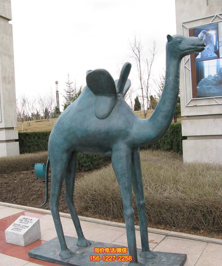 駱駝雕塑公園里擺放的單峰青石石雕創意駱駝雕塑