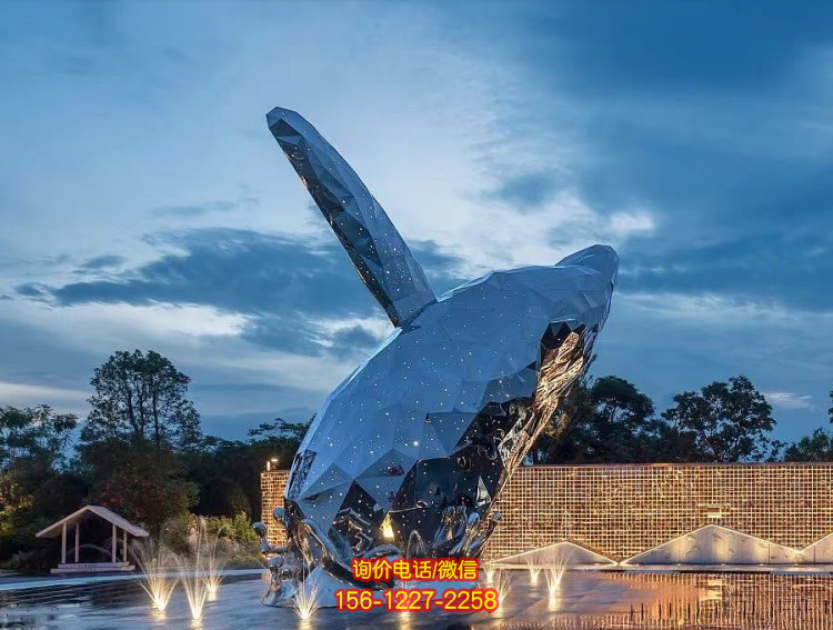 不銹鋼塊面鯨魚，創意出水大魚雕塑