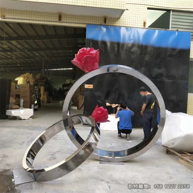不銹鋼戒指雕塑 線條流暢，藝術(shù)感染力強(qiáng)