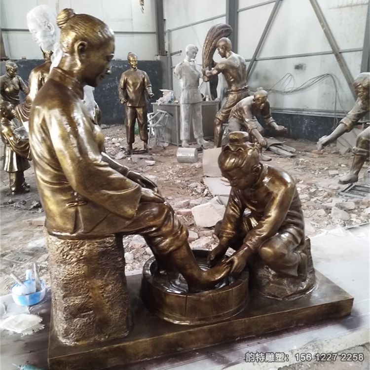 玻璃鋼孝文化人物雕塑，給母親洗腳雕塑定做