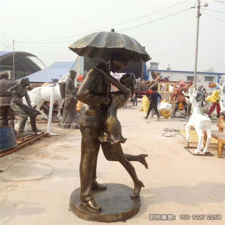 玻璃鋼相擁情侶雕塑，愛情主題雕塑，情侶人物雕塑案例