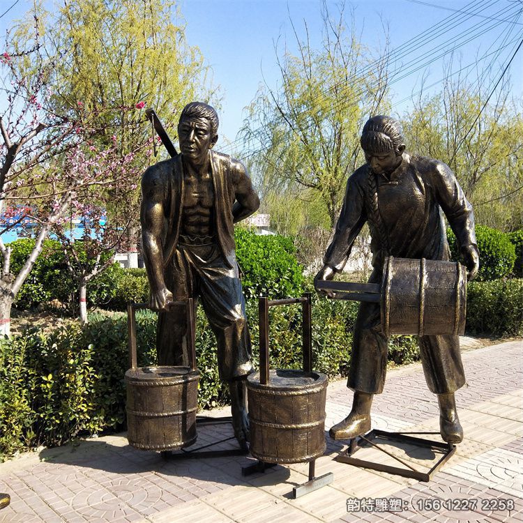玻璃鋼古井挑水雕塑，打水人物雕塑
