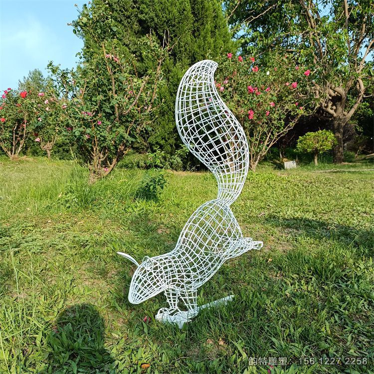 不銹鋼鏤空松鼠雕塑實物圖 公園發光小松鼠雕塑